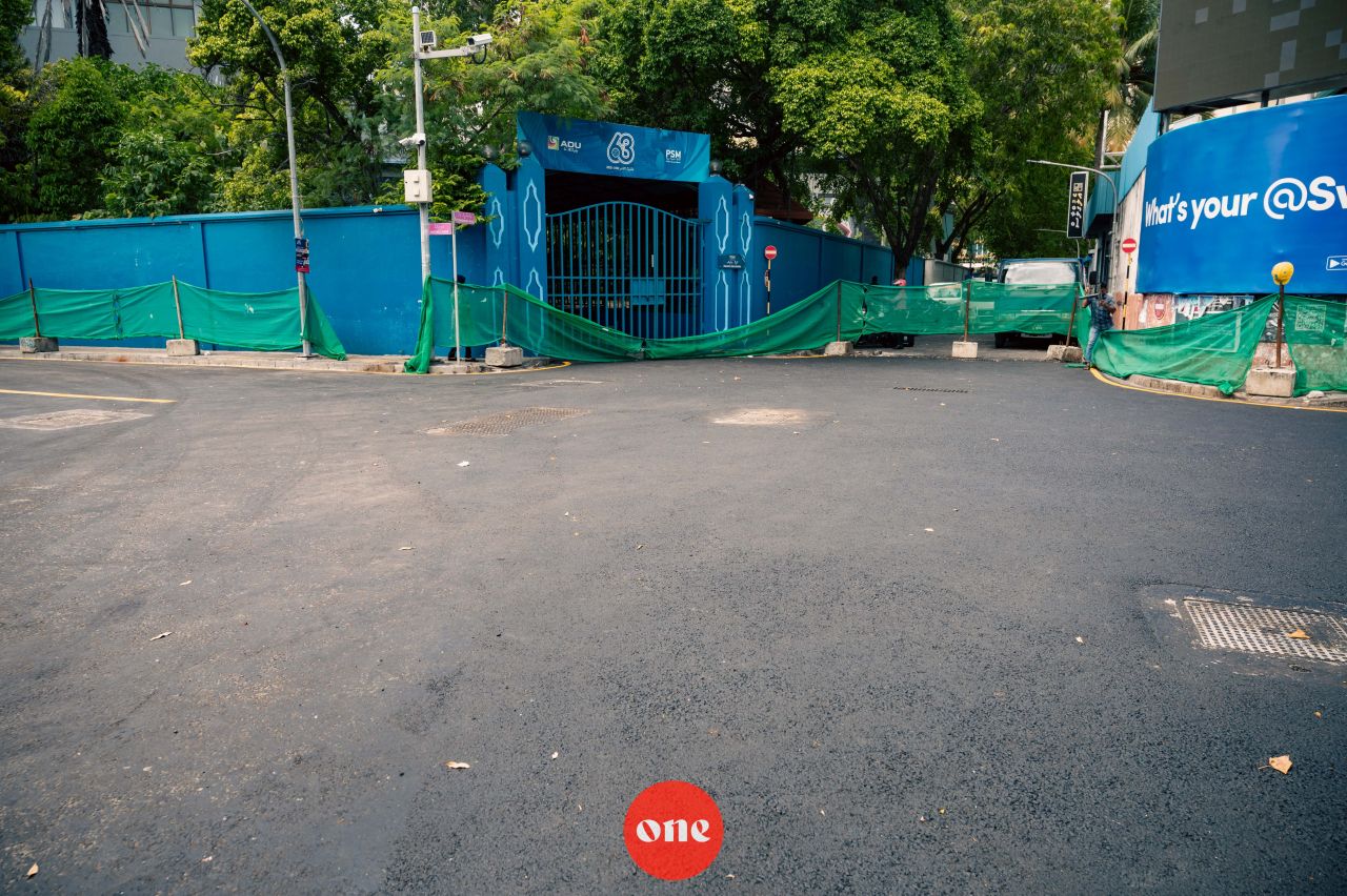 ވަން ފޮޓޯ: މާލޭގެ އަމީނީ މަގު މަރާމާތު ކުރުމުގެ މަޝްރޫއުގެ ދަށުން ތާރުއަޅައި ނިންމާފައި