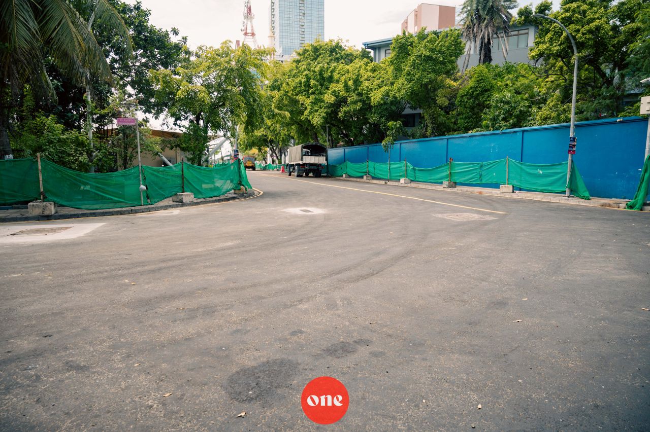 ވަން ފޮޓޯ: މާލޭގެ އަމީނީ މަގު މަރާމާތު ކުރުމުގެ މަޝްރޫއުގެ ދަށުން ތާރުއަޅައި ނިންމާފައި