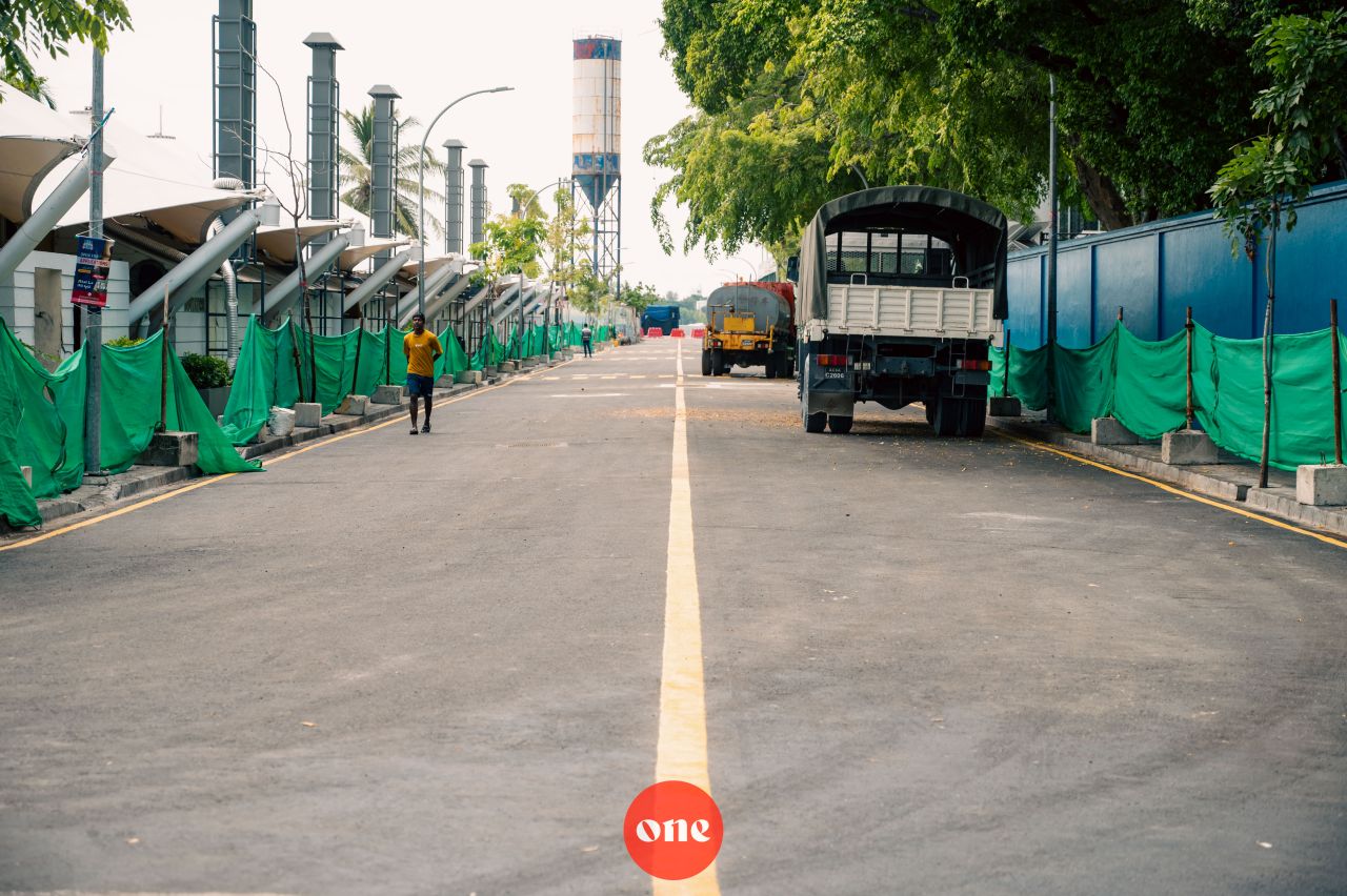 ވަން ފޮޓޯ: މާލޭގެ އަމީނީ މަގު މަރާމާތު ކުރުމުގެ މަޝްރޫއުގެ ދަށުން ތާރުއަޅައި ނިންމާފައި