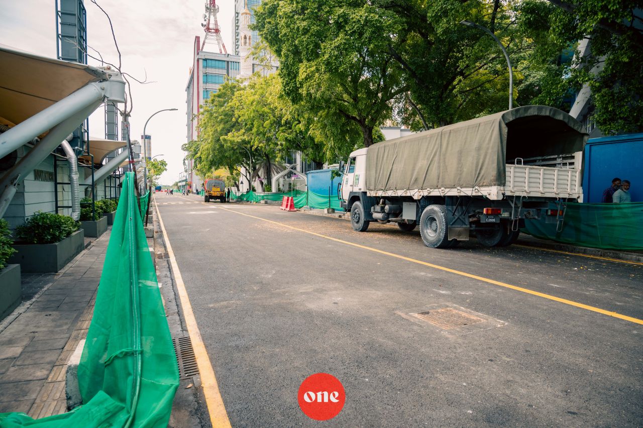 ވަން ފޮޓޯ: މާލޭގެ އަމީނީ މަގު މަރާމާތު ކުރުމުގެ މަޝްރޫއުގެ ދަށުން ތާރުއަޅައި ނިންމާފައި
