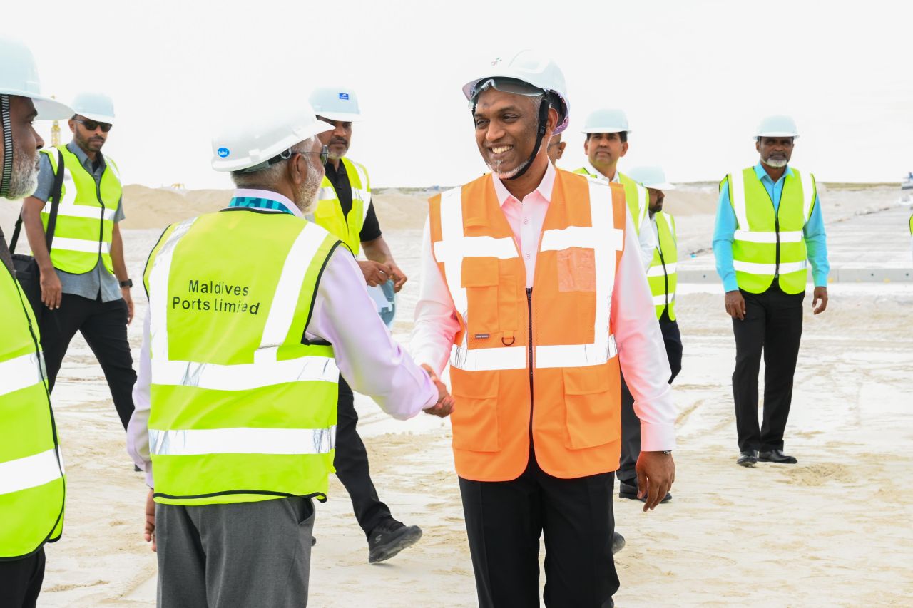 ފޮޓޯ: ރައީސް ތިލަފުށީގެ ޕޯޓް މަޝްރޫއުގެ މަސައްކަތްތައް ބައްލަވައިލެއްވުން