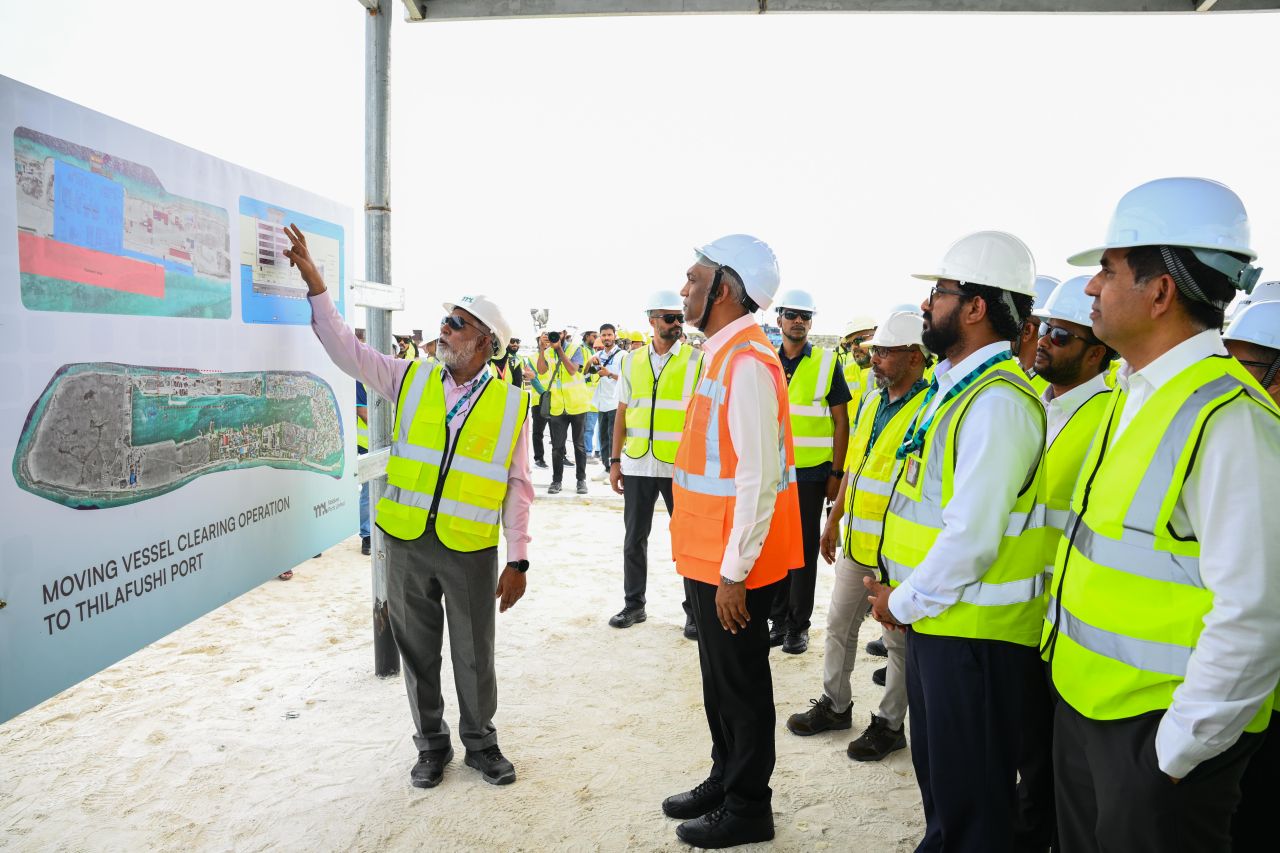 ފޮޓޯ: ރައީސް ތިލަފުށީގެ ޕޯޓް މަޝްރޫއުގެ މަސައްކަތްތައް ބައްލަވައިލެއްވުން