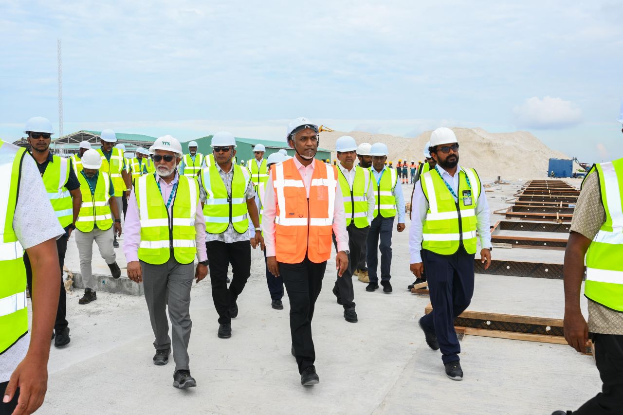 ފޮޓޯ: ރައީސް ތިލަފުށީގެ ޕޯޓް މަޝްރޫއުގެ މަސައްކަތްތައް ބައްލަވައިލެއްވުން
