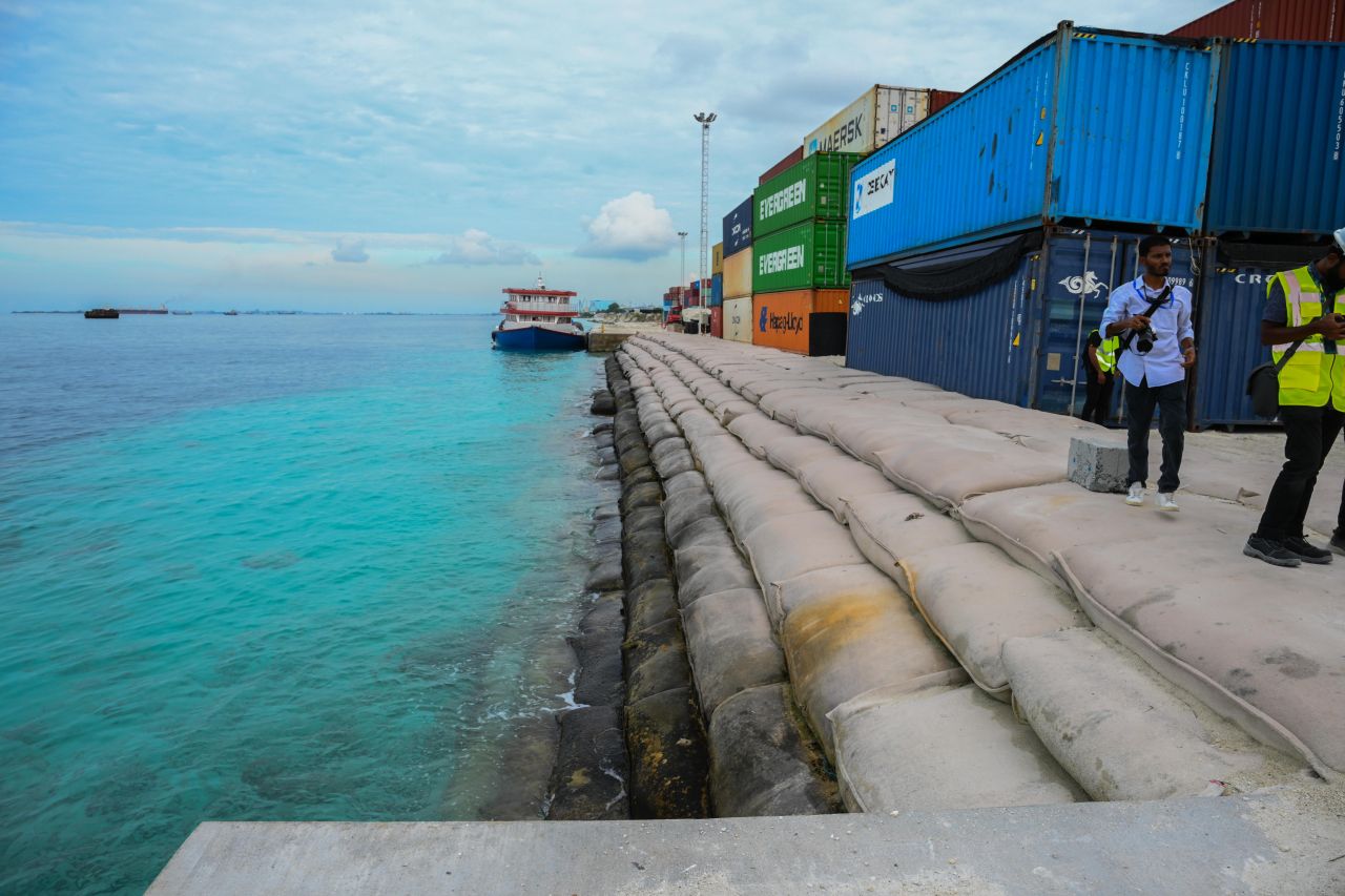 ފޮޓޯ: ރައީސް ތިލަފުށީގެ ޕޯޓް މަޝްރޫއުގެ މަސައްކަތްތައް ބައްލަވައިލެއްވުން