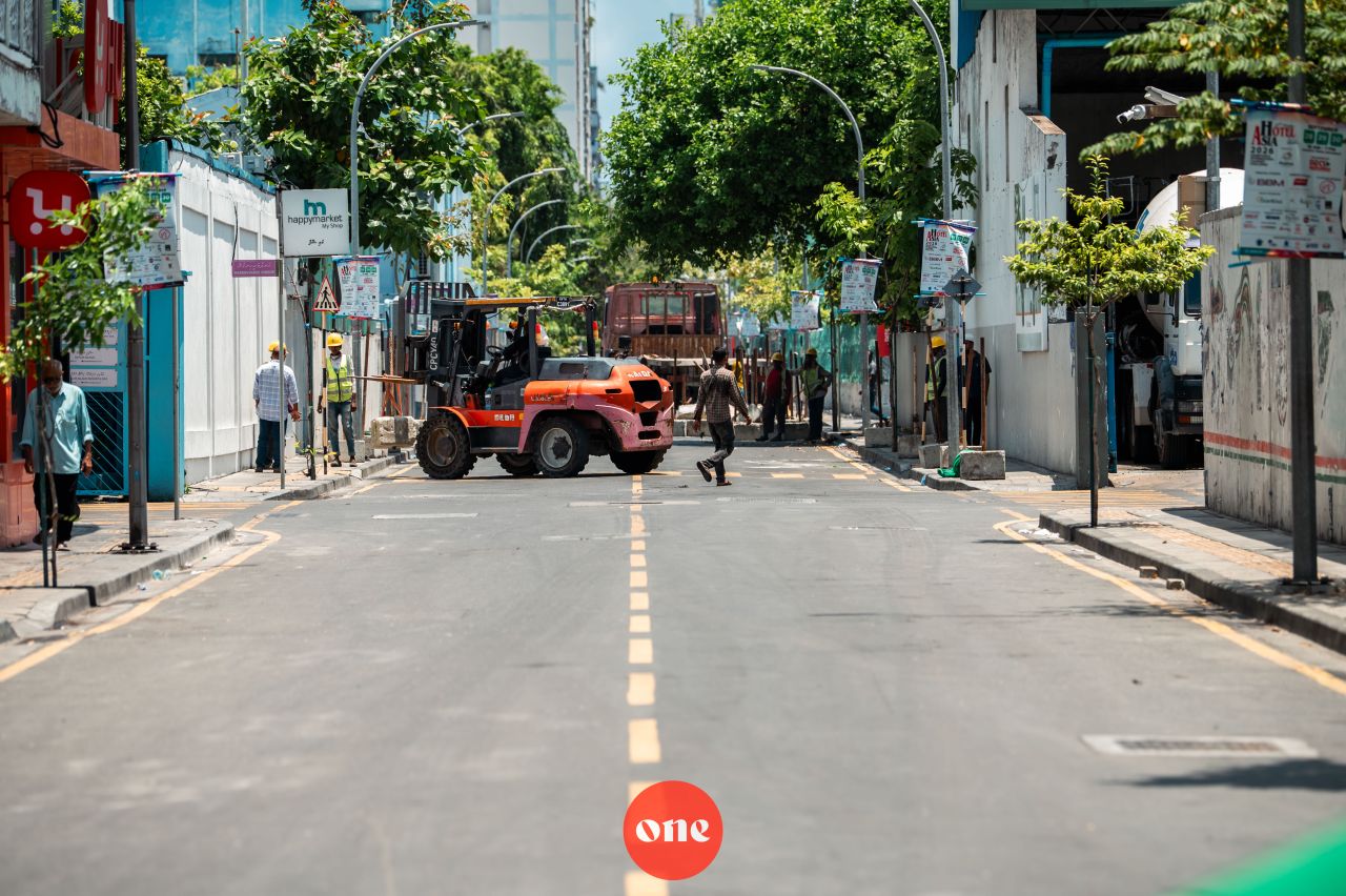 ވަން ފޮޓޯ: އަމީނީމަގުގެ އިއްޒުއްދީން ހިނގުމުން ފެށިގެން ކޯރުކެނޑި ހިނގުމާ ހަމައަށް މަގު ބަންދުކޮށް މަސައްކަތް ފެށުން