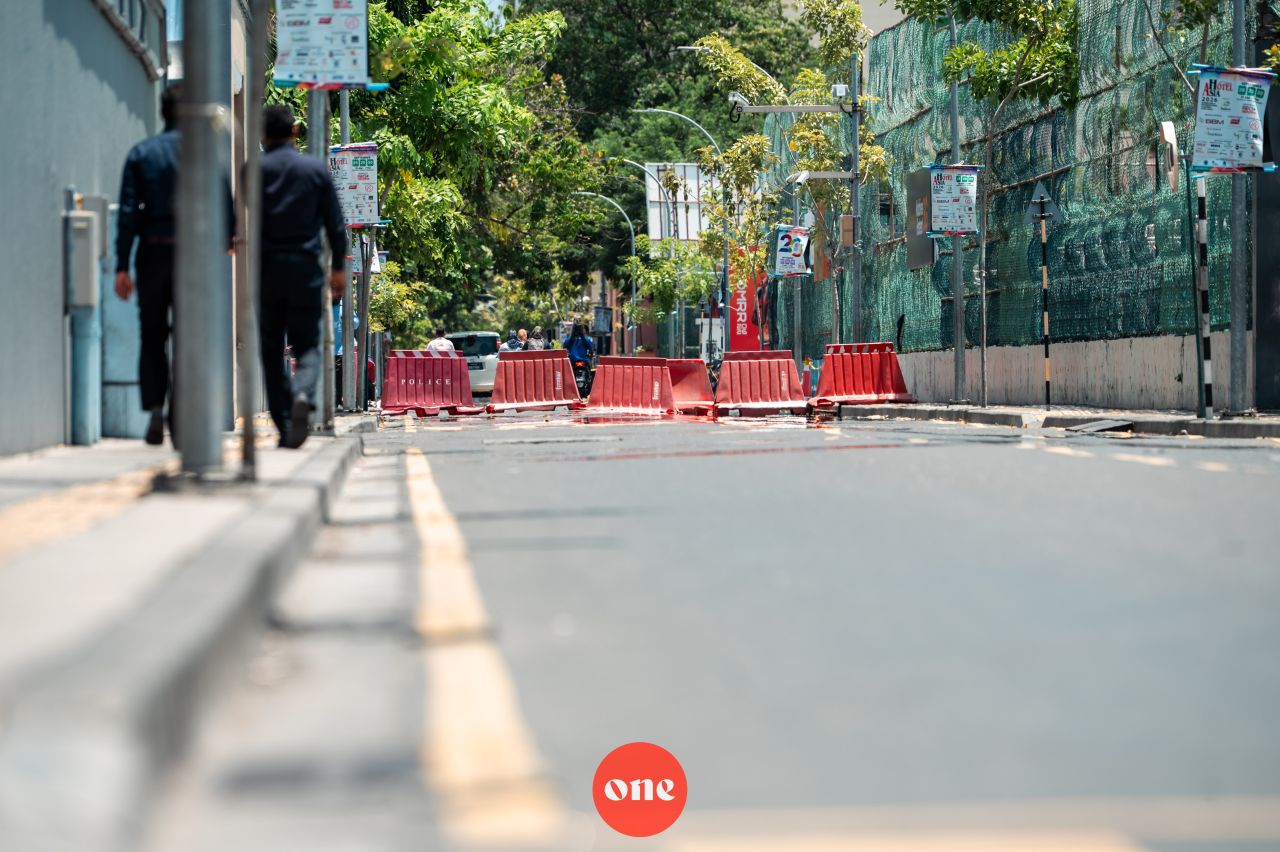 ވަން ފޮޓޯ: އަމީނީމަގުގެ އިއްޒުއްދީން ހިނގުމުން ފެށިގެން ކޯރުކެނޑި ހިނގުމާ ހަމައަށް މަގު ބަންދުކޮށް މަސައްކަތް ފެށުން