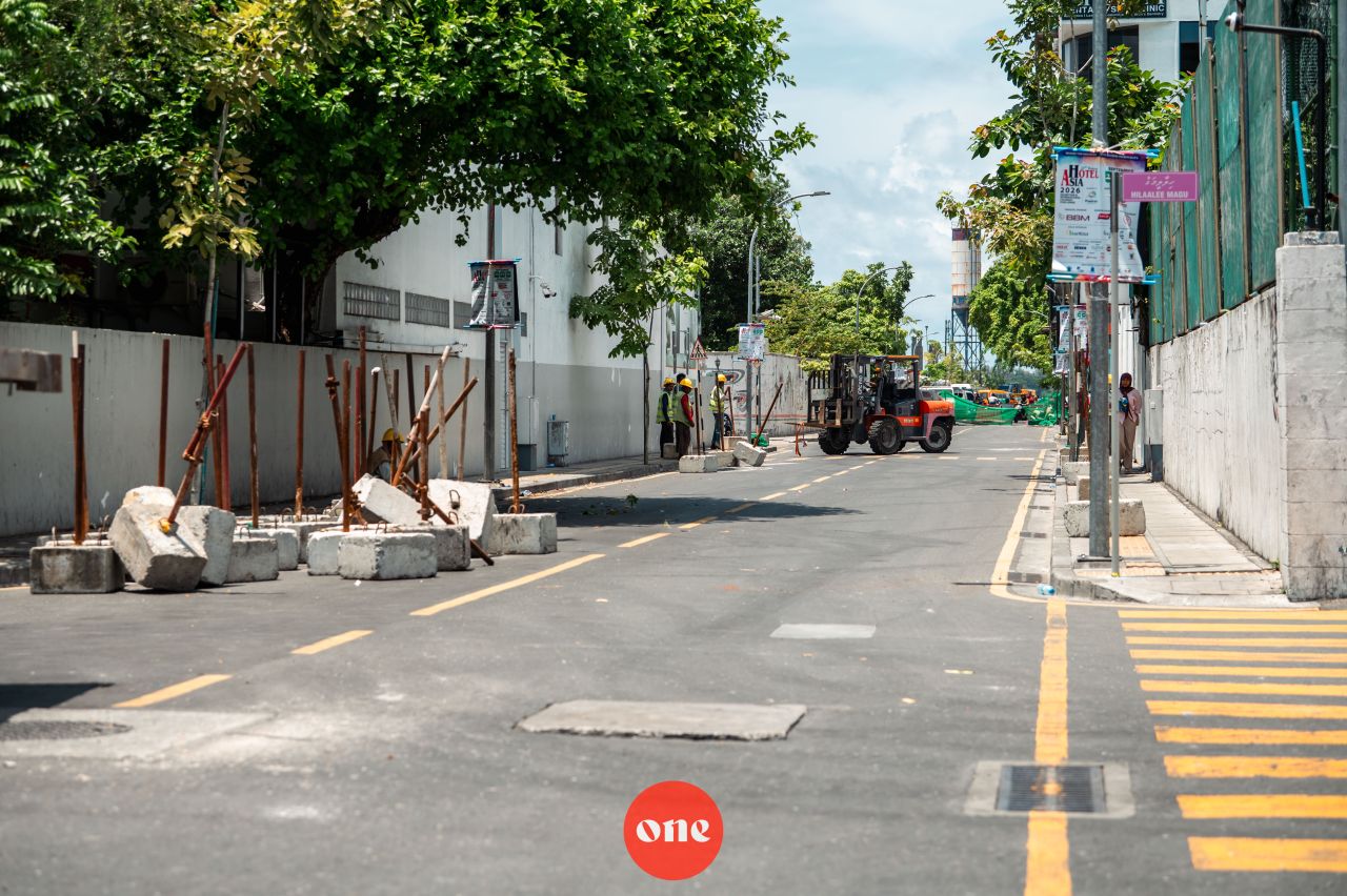 ވަން ފޮޓޯ: އަމީނީމަގުގެ އިއްޒުއްދީން ހިނގުމުން ފެށިގެން ކޯރުކެނޑި ހިނގުމާ ހަމައަށް މަގު ބަންދުކޮށް މަސައްކަތް ފެށުން