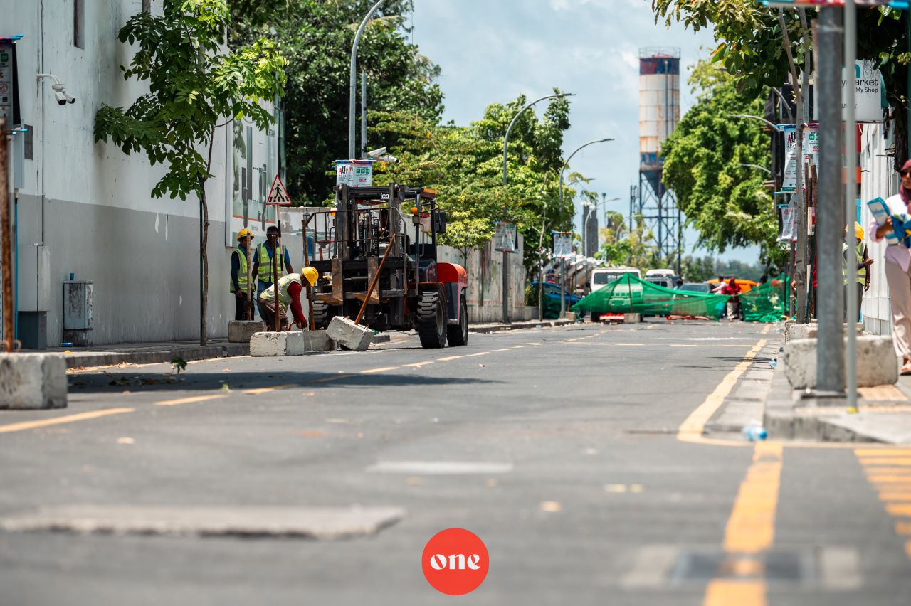 ވަން ފޮޓޯ: އަމީނީމަގުގެ އިއްޒުއްދީން ހިނގުމުން ފެށިގެން ކޯރުކެނޑި ހިނގުމާ ހަމައަށް މަގު ބަންދުކޮށް މަސައްކަތް ފެށުން