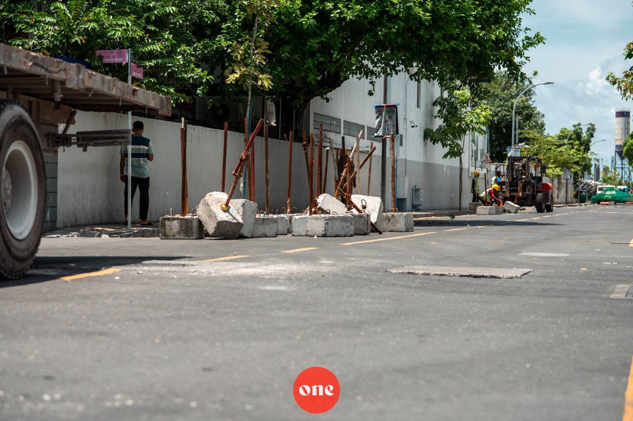 ވަން ފޮޓޯ: އަމީނީމަގުގެ އިއްޒުއްދީން ހިނގުމުން ފެށިގެން ކޯރުކެނޑި ހިނގުމާ ހަމައަށް މަގު ބަންދުކޮށް މަސައްކަތް ފެށުން