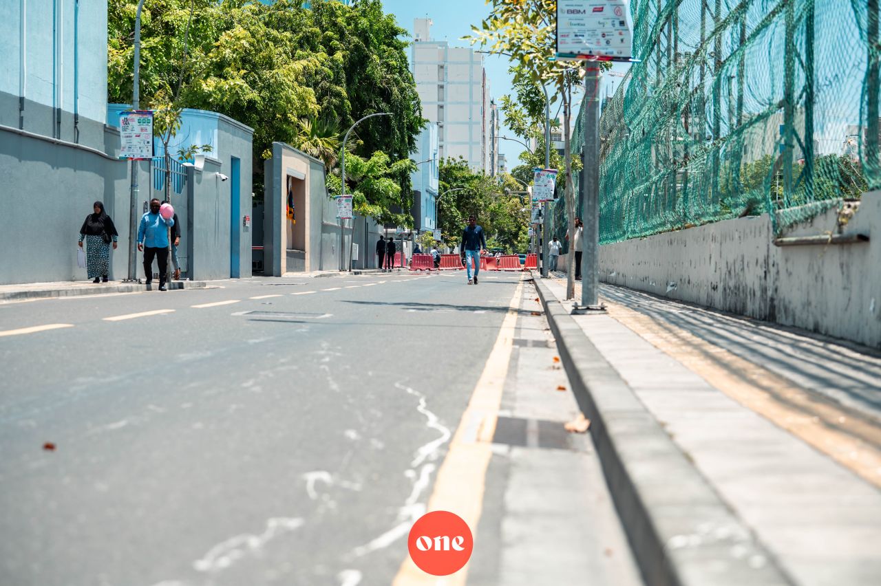 ވަން ފޮޓޯ: އަމީނީމަގުގެ އިއްޒުއްދީން ހިނގުމުން ފެށިގެން ކޯރުކެނޑި ހިނގުމާ ހަމައަށް މަގު ބަންދުކޮށް މަސައްކަތް ފެށުން