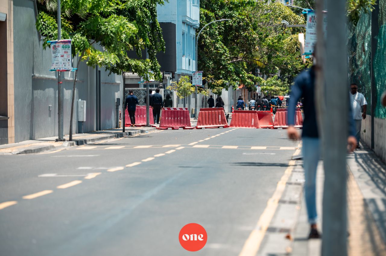 ވަން ފޮޓޯ: އަމީނީމަގުގެ އިއްޒުއްދީން ހިނގުމުން ފެށިގެން ކޯރުކެނޑި ހިނގުމާ ހަމައަށް މަގު ބަންދުކޮށް މަސައްކަތް ފެށުން