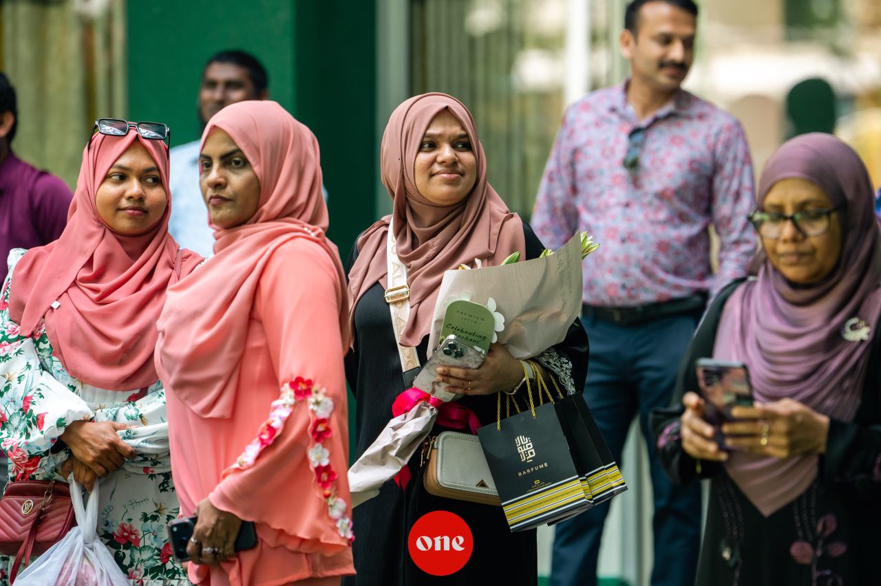 ވަން ފޮޓޯ: ބައިނަލްއަގުވާމީ ޓީޗަރުންގެ ދުވަސް ކުލަގަދަކޮށް ފާހަގަކުރަނީ