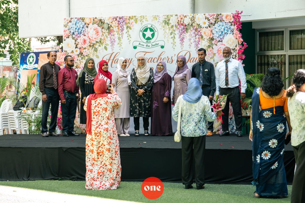 ވަން ފޮޓޯ: ބައިނަލްއަގުވާމީ ޓީޗަރުންގެ ދުވަސް ކުލަގަދަކޮށް ފާހަގަކުރަނީ