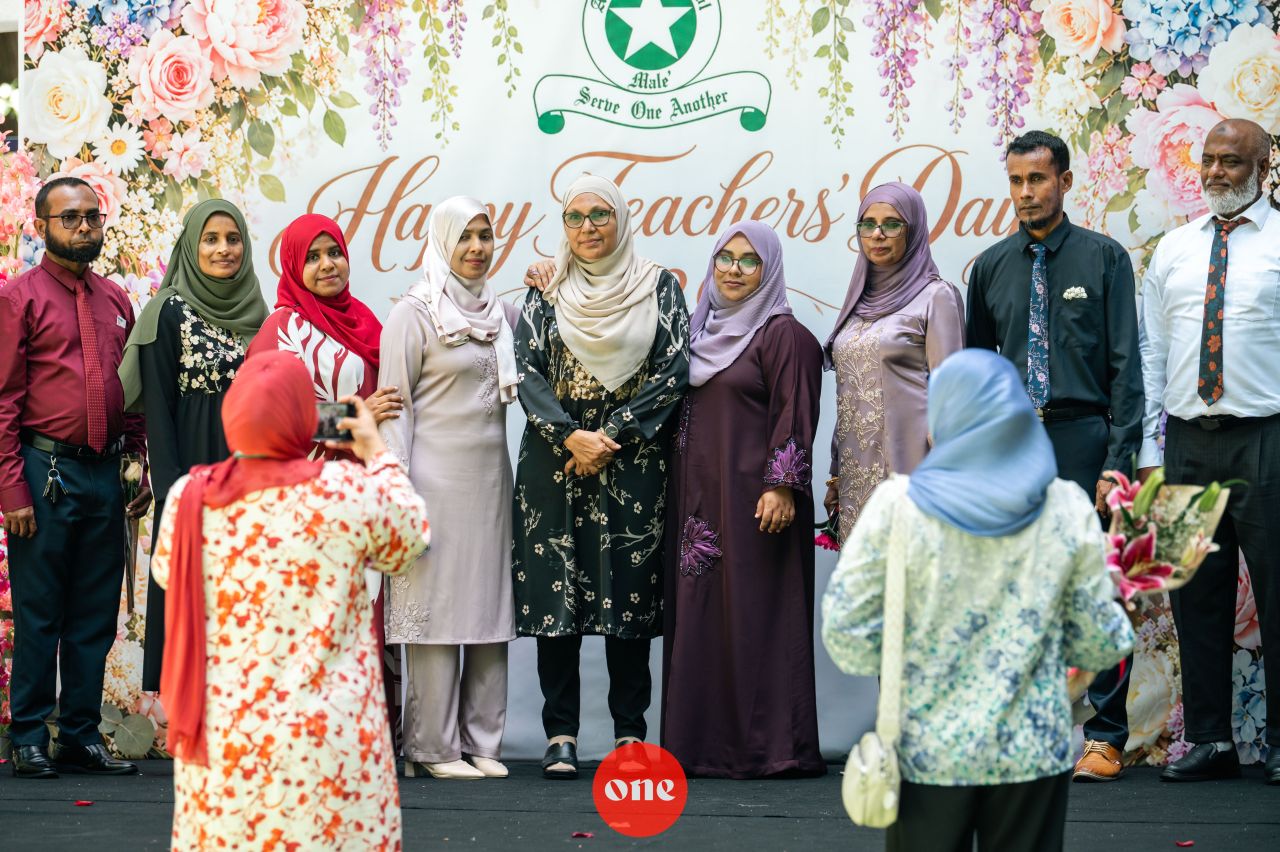 ވަން ފޮޓޯ: ބައިނަލްއަގުވާމީ ޓީޗަރުންގެ ދުވަސް ކުލަގަދަކޮށް ފާހަގަކުރަނީ