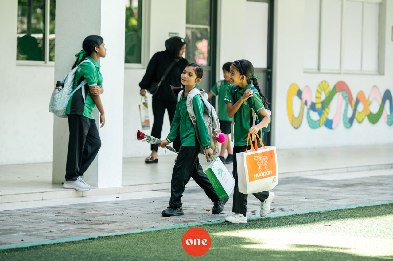ވަން ފޮޓޯ: ބައިނަލްއަގުވާމީ ޓީޗަރުންގެ ދުވަސް ކުލަގަދަކޮށް ފާހަގަކުރަނީ