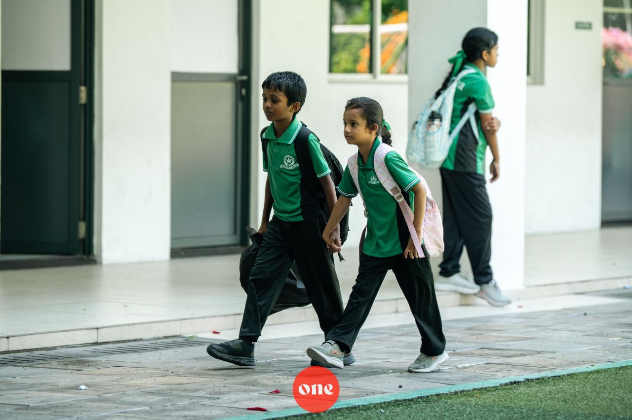 ވަން ފޮޓޯ: ބައިނަލްއަގުވާމީ ޓީޗަރުންގެ ދުވަސް ކުލަގަދަކޮށް ފާހަގަކުރަނީ