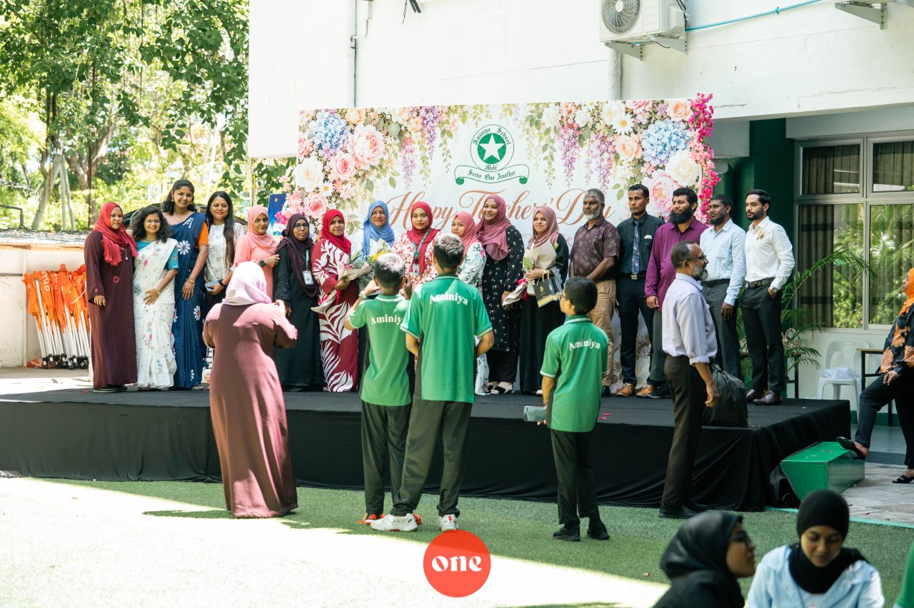 ވަން ފޮޓޯ: ބައިނަލްއަގުވާމީ ޓީޗަރުންގެ ދުވަސް ކުލަގަދަކޮށް ފާހަގަކުރަނީ