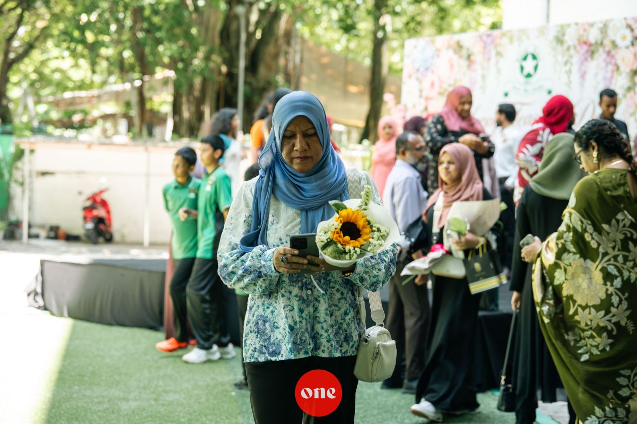 ވަން ފޮޓޯ: ބައިނަލްއަގުވާމީ ޓީޗަރުންގެ ދުވަސް ކުލަގަދަކޮށް ފާހަގަކުރަނީ