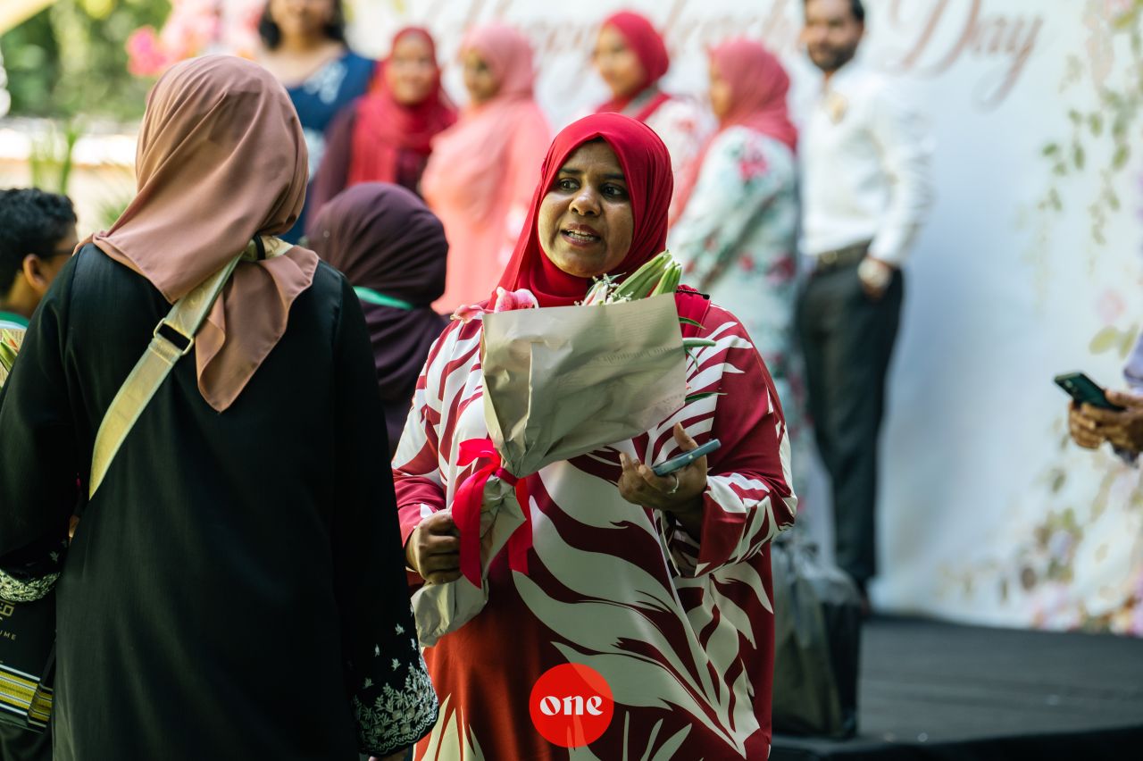 ވަން ފޮޓޯ: ބައިނަލްއަގުވާމީ ޓީޗަރުންގެ ދުވަސް ކުލަގަދަކޮށް ފާހަގަކުރަނީ