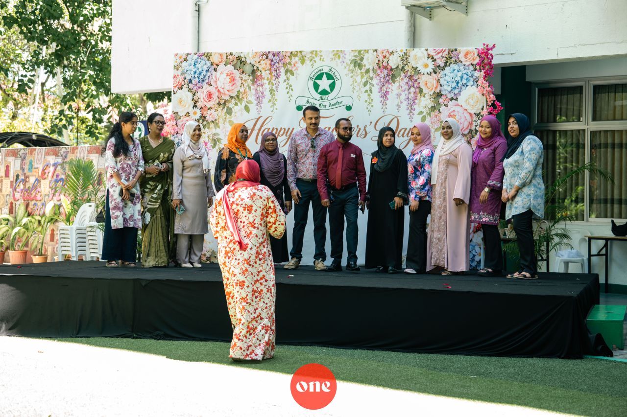 ވަން ފޮޓޯ: ބައިނަލްއަގުވާމީ ޓީޗަރުންގެ ދުވަސް ކުލަގަދަކޮށް ފާހަގަކުރަނީ