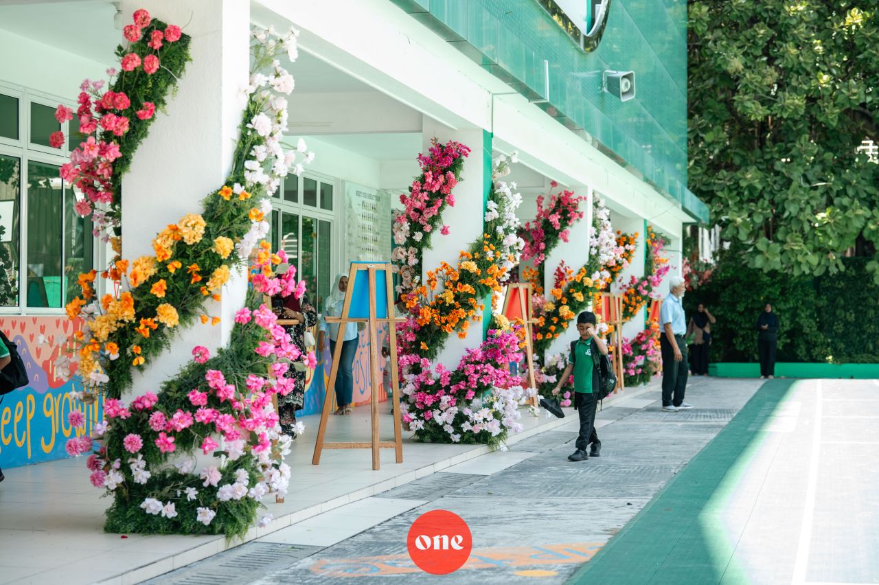 ވަން ފޮޓޯ: ބައިނަލްއަގުވާމީ ޓީޗަރުންގެ ދުވަސް ކުލަގަދަކޮށް ފާހަގަކުރަނީ