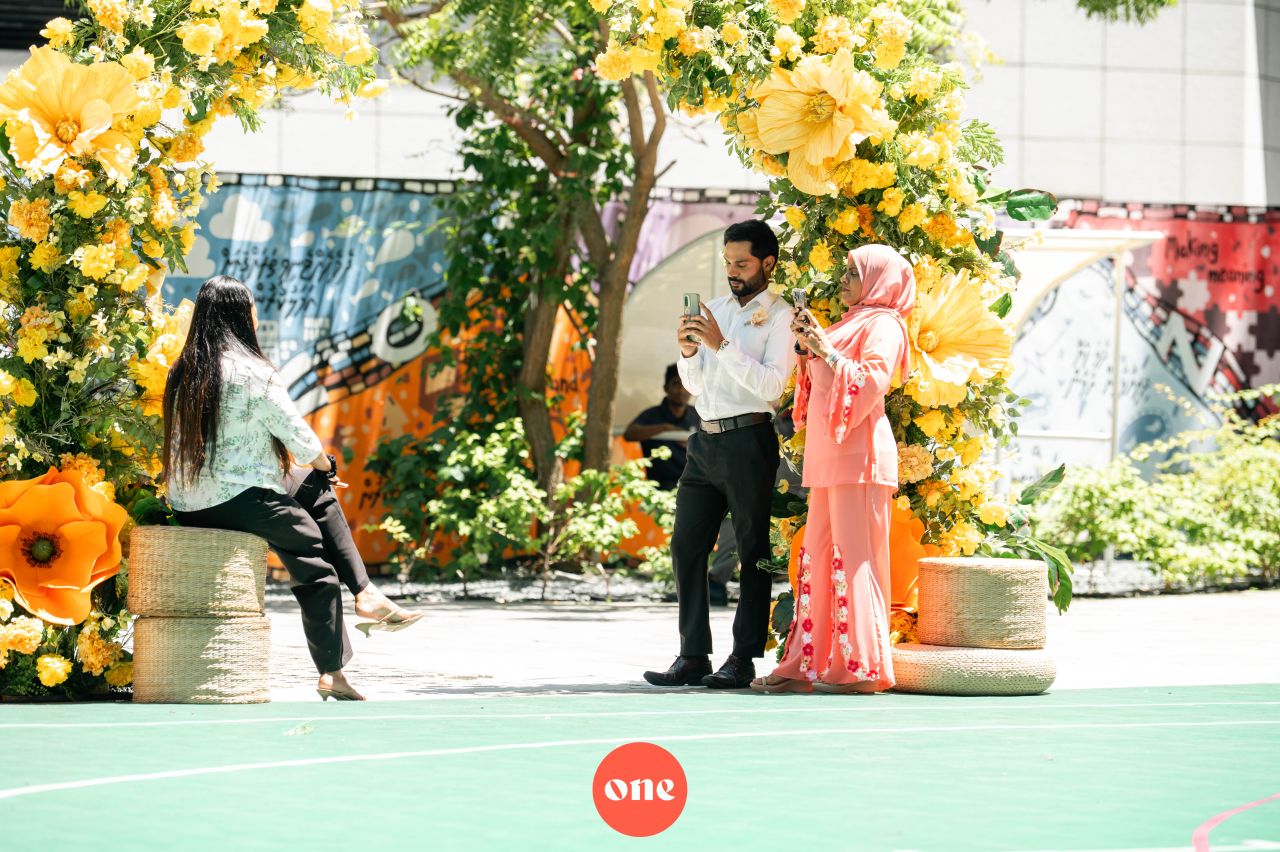 ވަން ފޮޓޯ: ބައިނަލްއަގުވާމީ ޓީޗަރުންގެ ދުވަސް ކުލަގަދަކޮށް ފާހަގަކުރަނީ