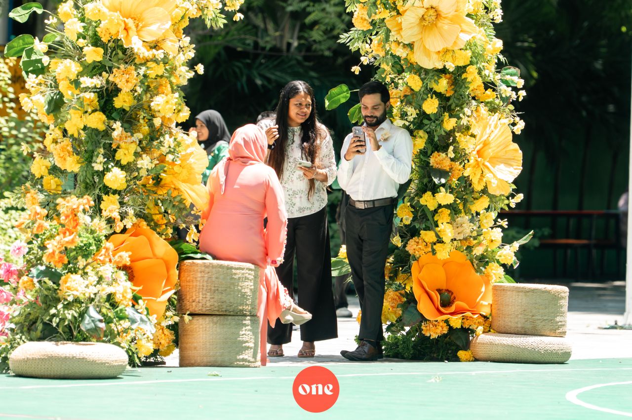 ވަން ފޮޓޯ: ބައިނަލްއަގުވާމީ ޓީޗަރުންގެ ދުވަސް ކުލަގަދަކޮށް ފާހަގަކުރަނީ