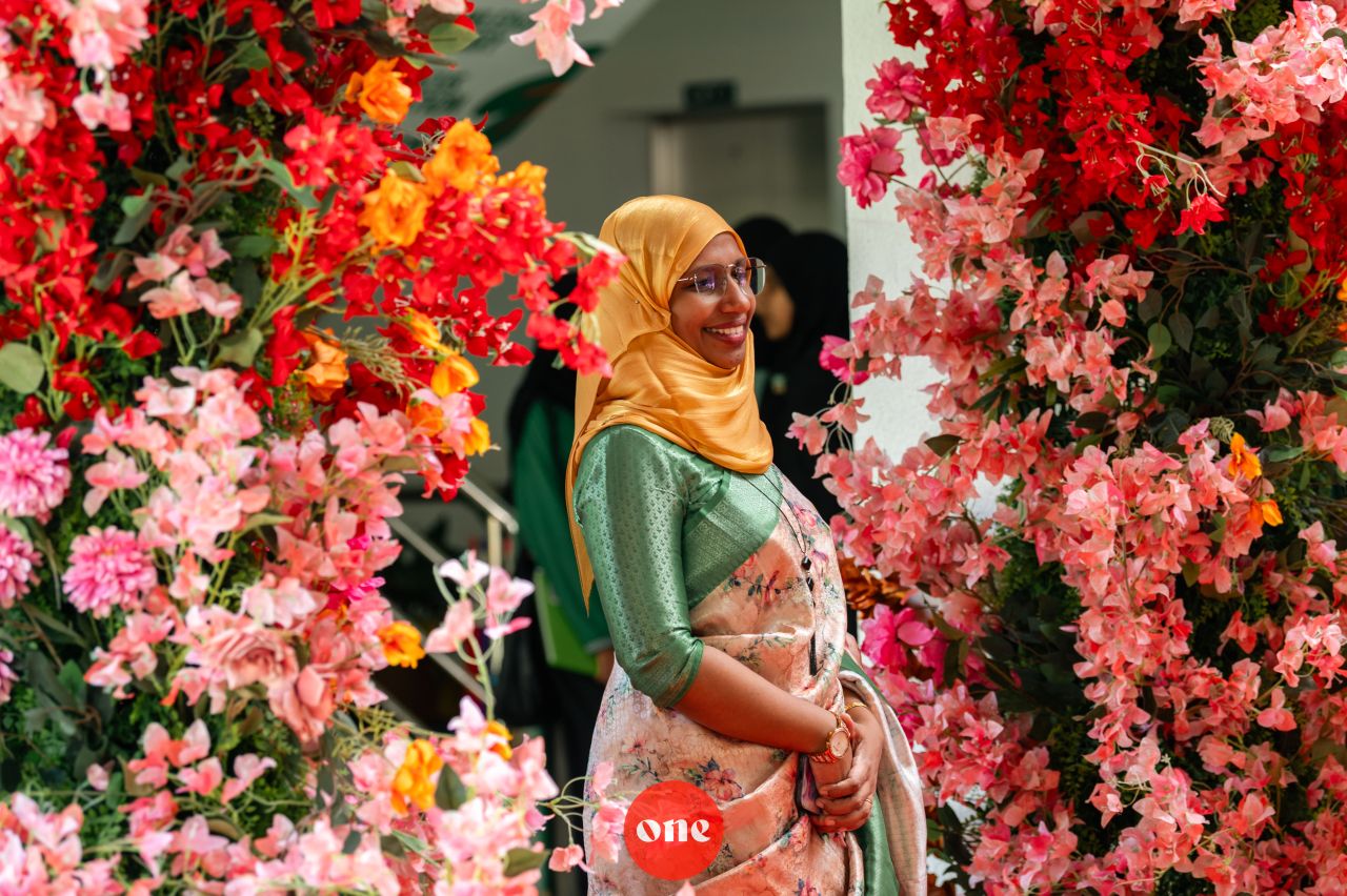 ވަން ފޮޓޯ: ބައިނަލްއަގުވާމީ ޓީޗަރުންގެ ދުވަސް ކުލަގަދަކޮށް ފާހަގަކުރަނީ