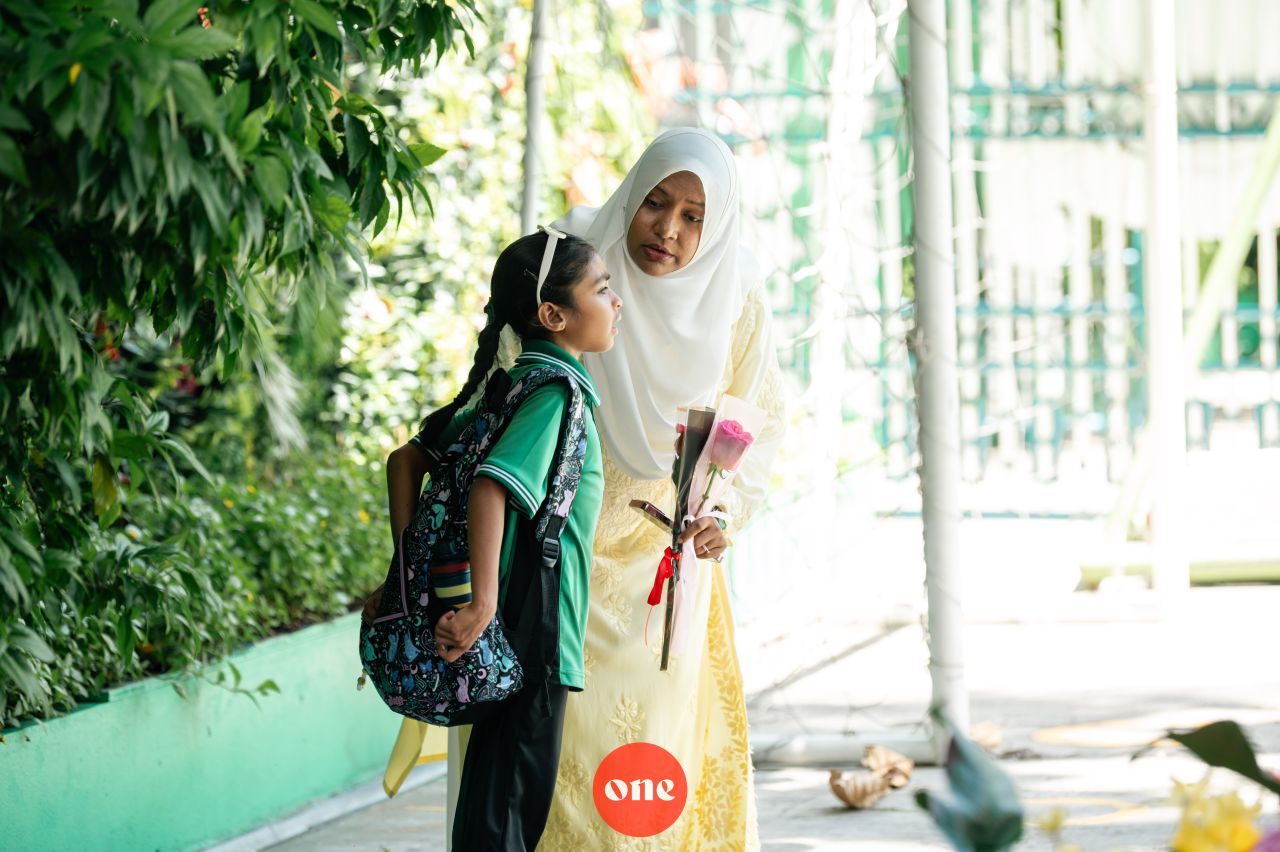 ވަން ފޮޓޯ: ބައިނަލްއަގުވާމީ ޓީޗަރުންގެ ދުވަސް ކުލަގަދަކޮށް ފާހަގަކުރަނީ
