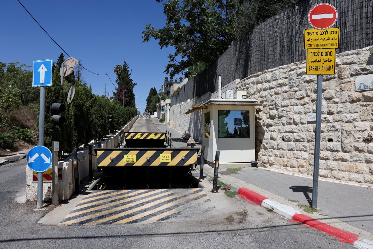 Consulate bandhukoffinama Israel ge 27 diplomat aku beyrukohllanee