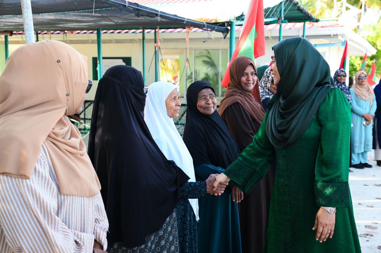 ފޮޓޯ: މެޑަމް ސާޖިދާ ކާށިދުއަށް ވަޑައިގަތުން