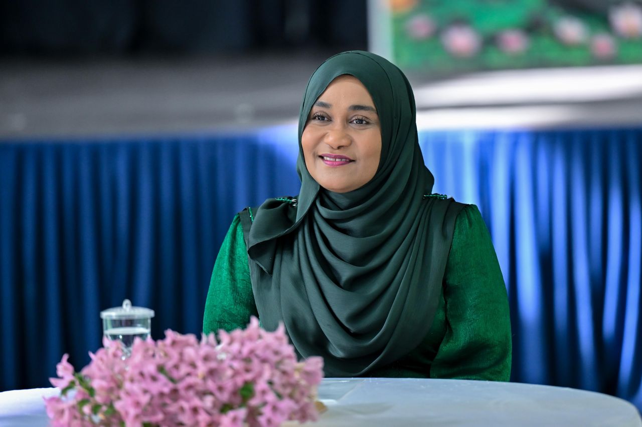 ފޮޓޯ: މެޑަމް ސާޖިދާ 