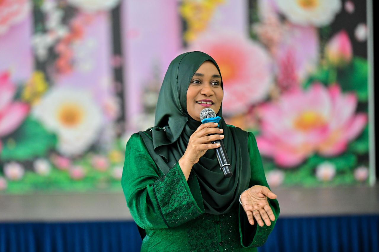 ފޮޓޯ: މެޑަމް ސާޖިދާ 