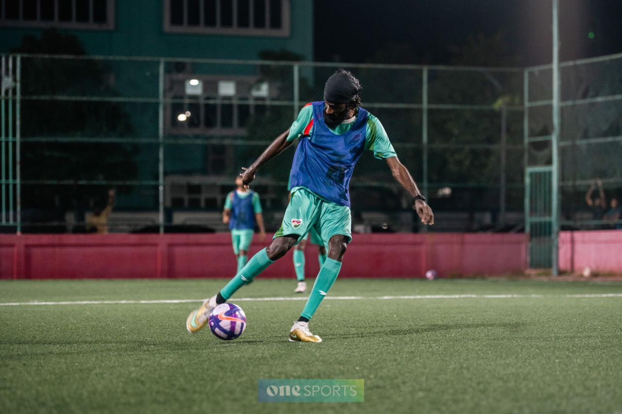 ވަން ފޮޓޯ: ޗައިނާ އިންޓަނޭޝަނަލް މުބާރާތަށް ގައުމީ ފުޓްސަލް ޓީމުން ކުރިއަށް ގެންދާ ފަރިތަކުރުންތައް 