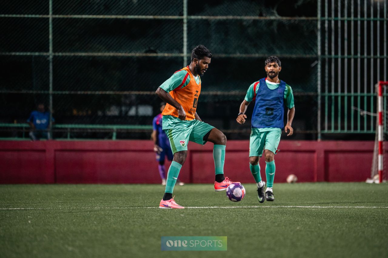 ވަން ފޮޓޯ: ޗައިނާ އިންޓަނޭޝަނަލް މުބާރާތަށް ގައުމީ ފުޓްސަލް ޓީމުން ކުރިއަށް ގެންދާ ފަރިތަކުރުންތައް 