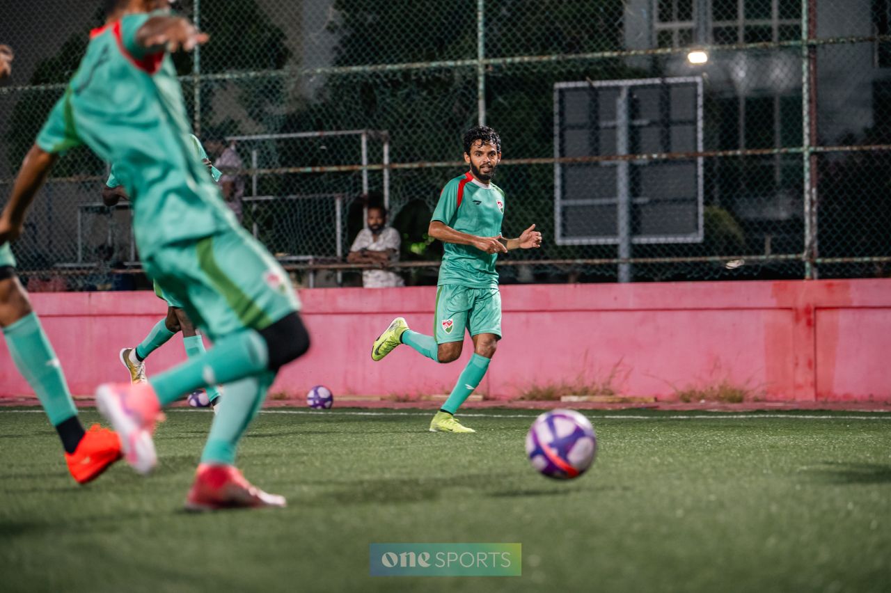 ވަން ފޮޓޯ: ޗައިނާ އިންޓަނޭޝަނަލް މުބާރާތަށް ގައުމީ ފުޓްސަލް ޓީމުން ކުރިއަށް ގެންދާ ފަރިތަކުރުންތައް 