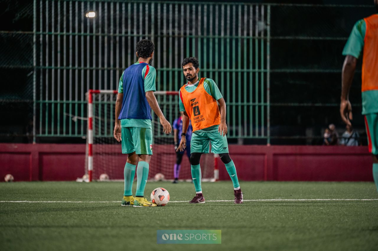 ވަން ފޮޓޯ: ޗައިނާ އިންޓަނޭޝަނަލް މުބާރާތަށް ގައުމީ ފުޓްސަލް ޓީމުން ކުރިއަށް ގެންދާ ފަރިތަކުރުންތައް 