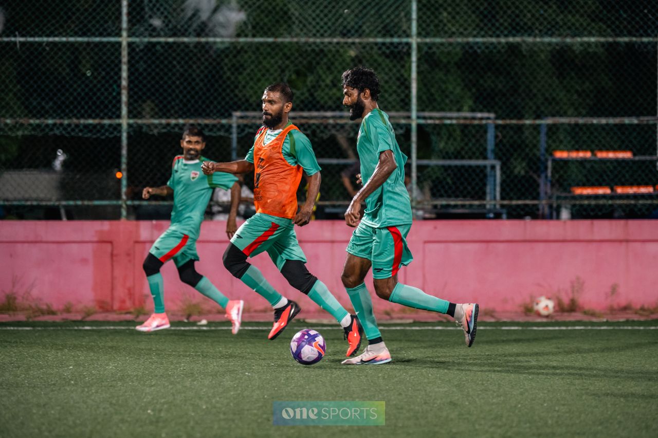 ވަން ފޮޓޯ: ޗައިނާ އިންޓަނޭޝަނަލް މުބާރާތަށް ގައުމީ ފުޓްސަލް ޓީމުން ކުރިއަށް ގެންދާ ފަރިތަކުރުންތައް 