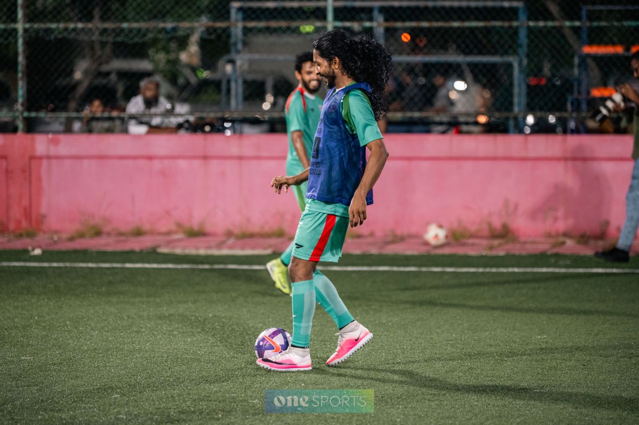 ވަން ފޮޓޯ: ޗައިނާ އިންޓަނޭޝަނަލް މުބާރާތަށް ގައުމީ ފުޓްސަލް ޓީމުން ކުރިއަށް ގެންދާ ފަރިތަކުރުންތައް 