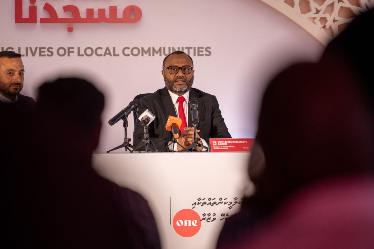 ވަން ފޮޓޯ: މިސްކިތްތައް މަރާމާތު ކުރަން 