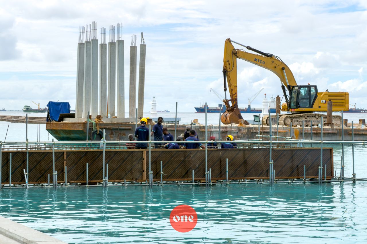 ވަން ފޮޓޯ: މާލޭ އުތުރު ފަރާތު ބަނދަރުގައި ފިންގާ ޖެޓީ ހެދުމުގެ މަސައްކަތް ކުރިއަށް