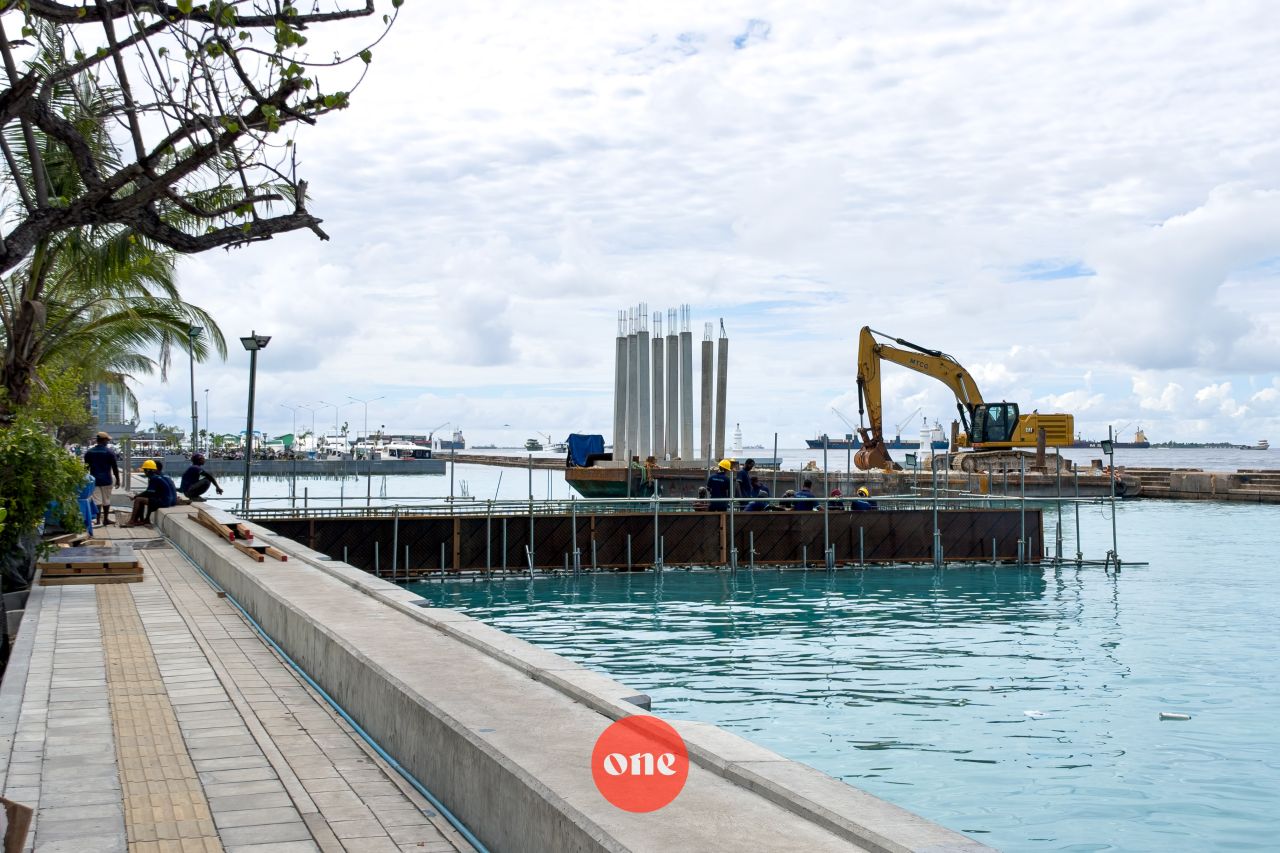 ވަން ފޮޓޯ: މާލޭ އުތުރު ފަރާތު ބަނދަރުގައި ފިންގާ ޖެޓީ ހެދުމުގެ މަސައްކަތް ކުރިއަށް