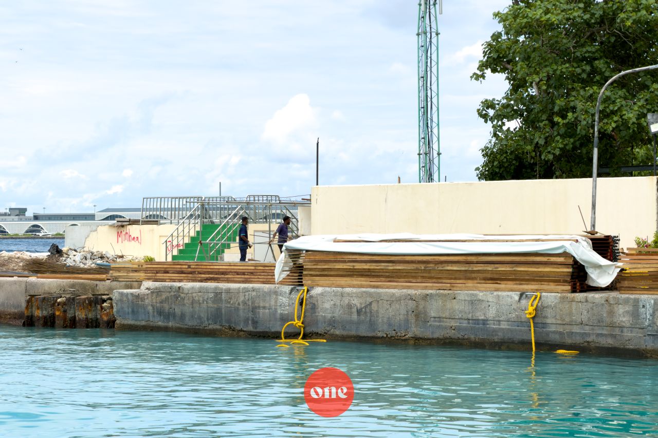 ވަން ފޮޓޯ: މާލޭ އުތުރު ފަރާތު ބަނދަރުގައި ފިންގާ ޖެޓީ ހެދުމުގެ މަސައްކަތް ކުރިއަށް