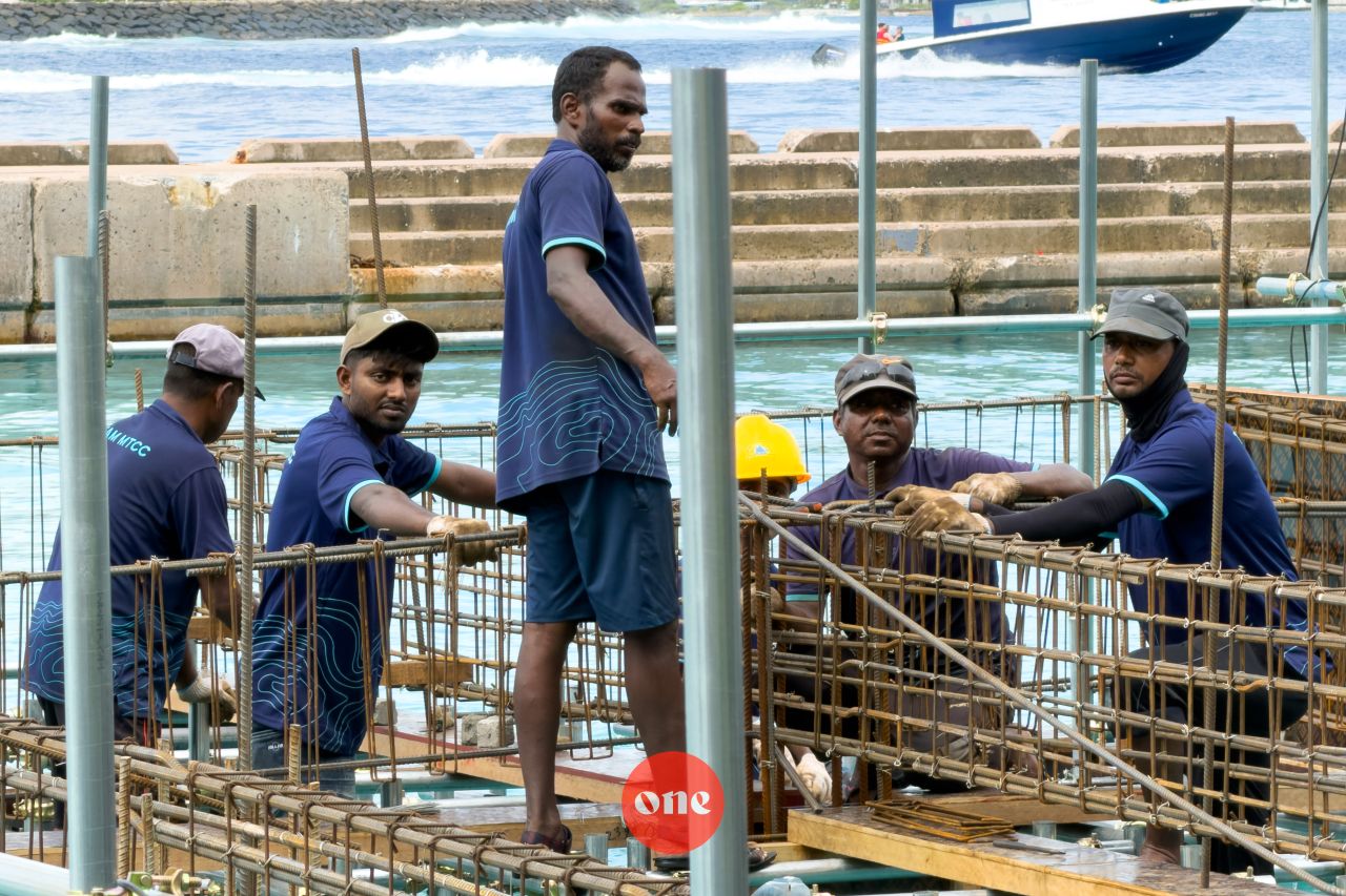 ވަން ފޮޓޯ: މާލޭ އުތުރު ފަރާތު ބަނދަރުގައި ފިންގާ ޖެޓީ ހެދުމުގެ މަސައްކަތް ކުރިއަށް