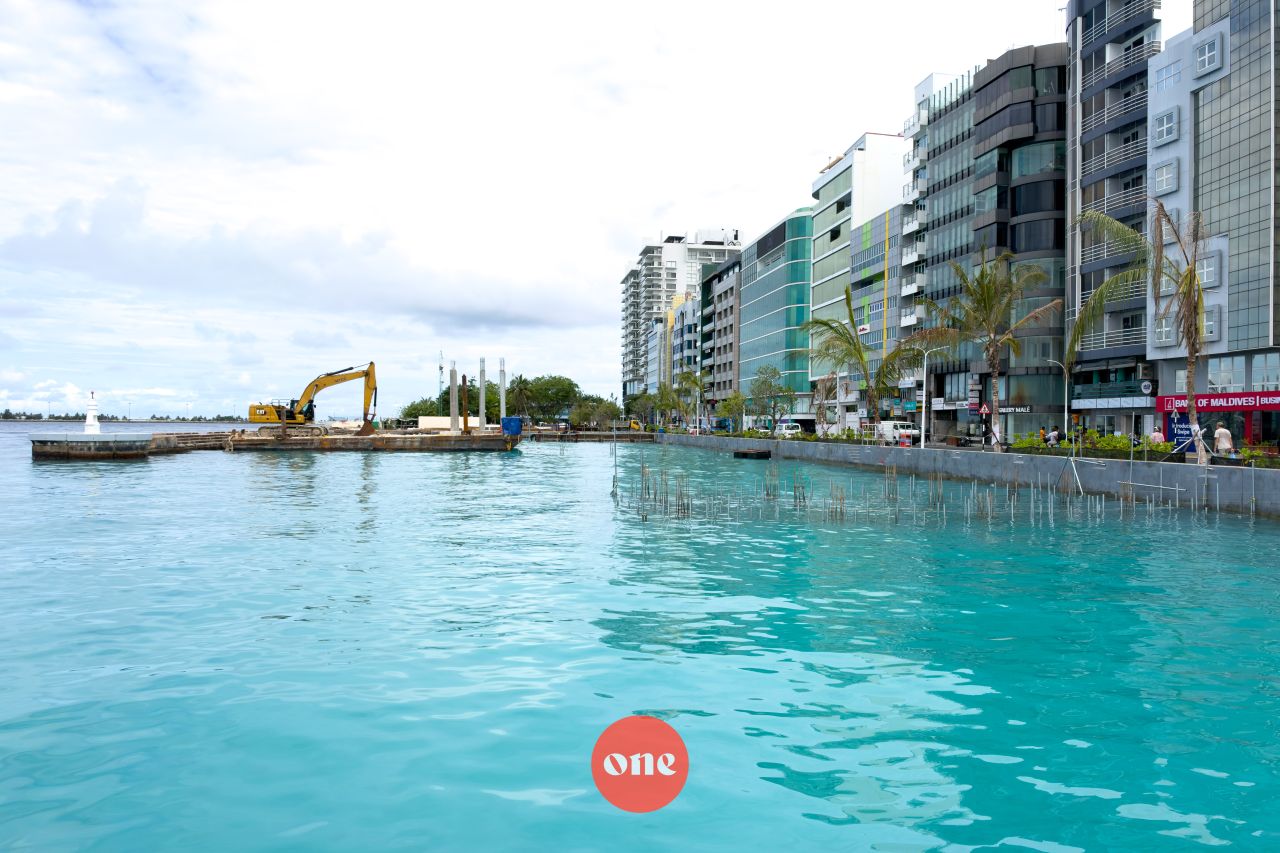 ވަން ފޮޓޯ: މާލޭ އުތުރު ފަރާތު ބަނދަރުގައި ފިންގާ ޖެޓީ ހެދުމުގެ މަސައްކަތް ކުރިއަށް