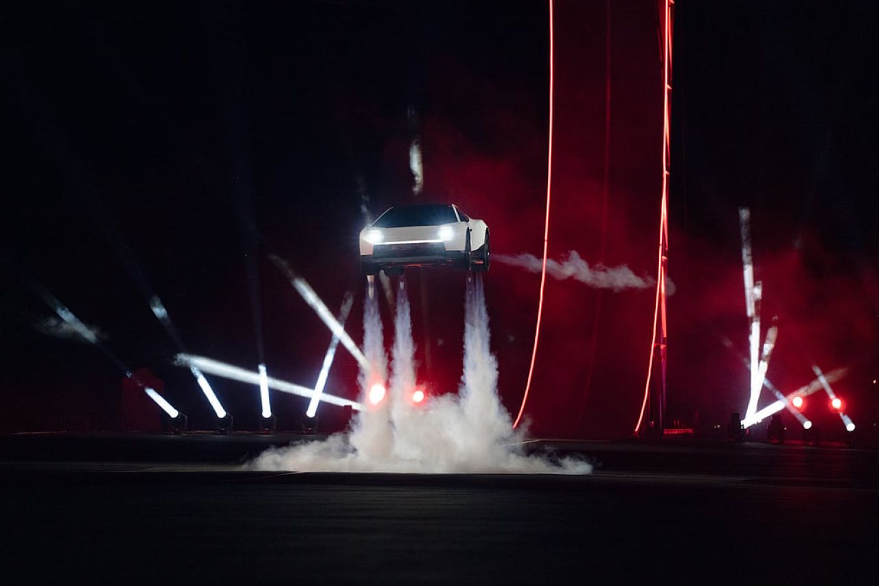 Tesla ge udhuhey car dhahkaalaifi, booking fee 50 haas dollar 