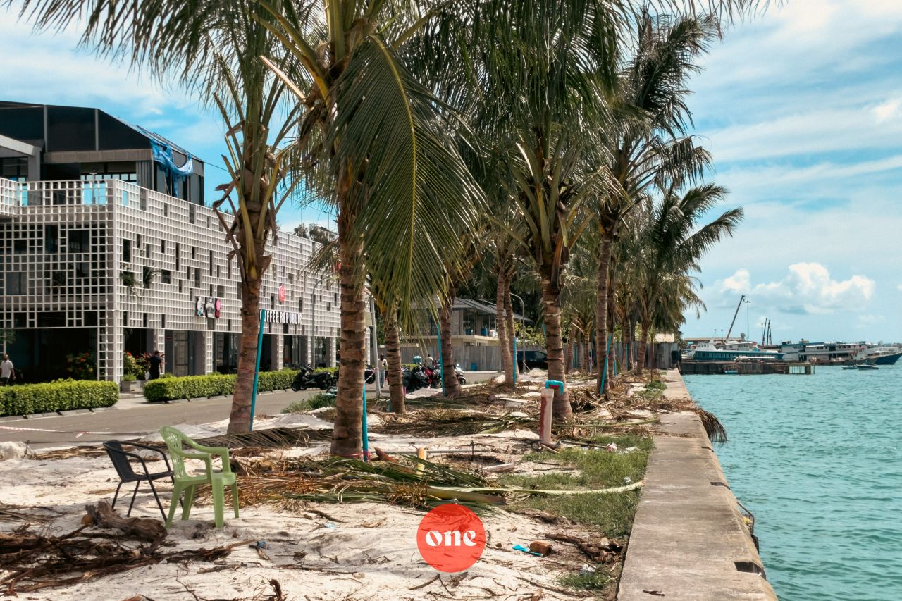 ވަން ފޮޓޯ: މެރީބްރައުން ކުރިމަތީ އޮންނަ ބިމުގައި އެޗްޑީސީން ދިވެހިރުއް ޖެހުން