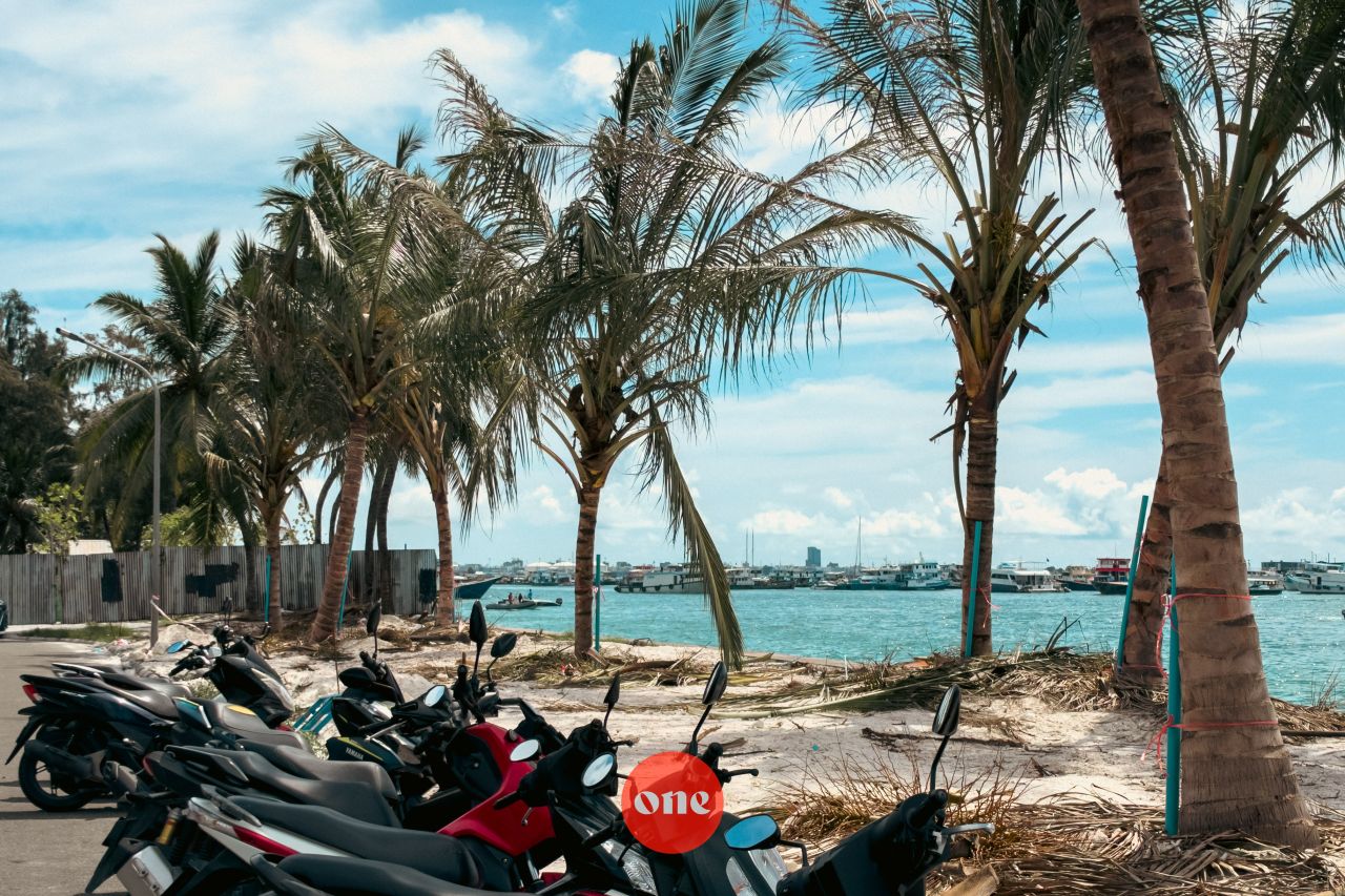 ވަން ފޮޓޯ: މެރީބްރައުން ކުރިމަތީ އޮންނަ ބިމުގައި އެޗްޑީސީން ދިވެހިރުއް ޖެހުން