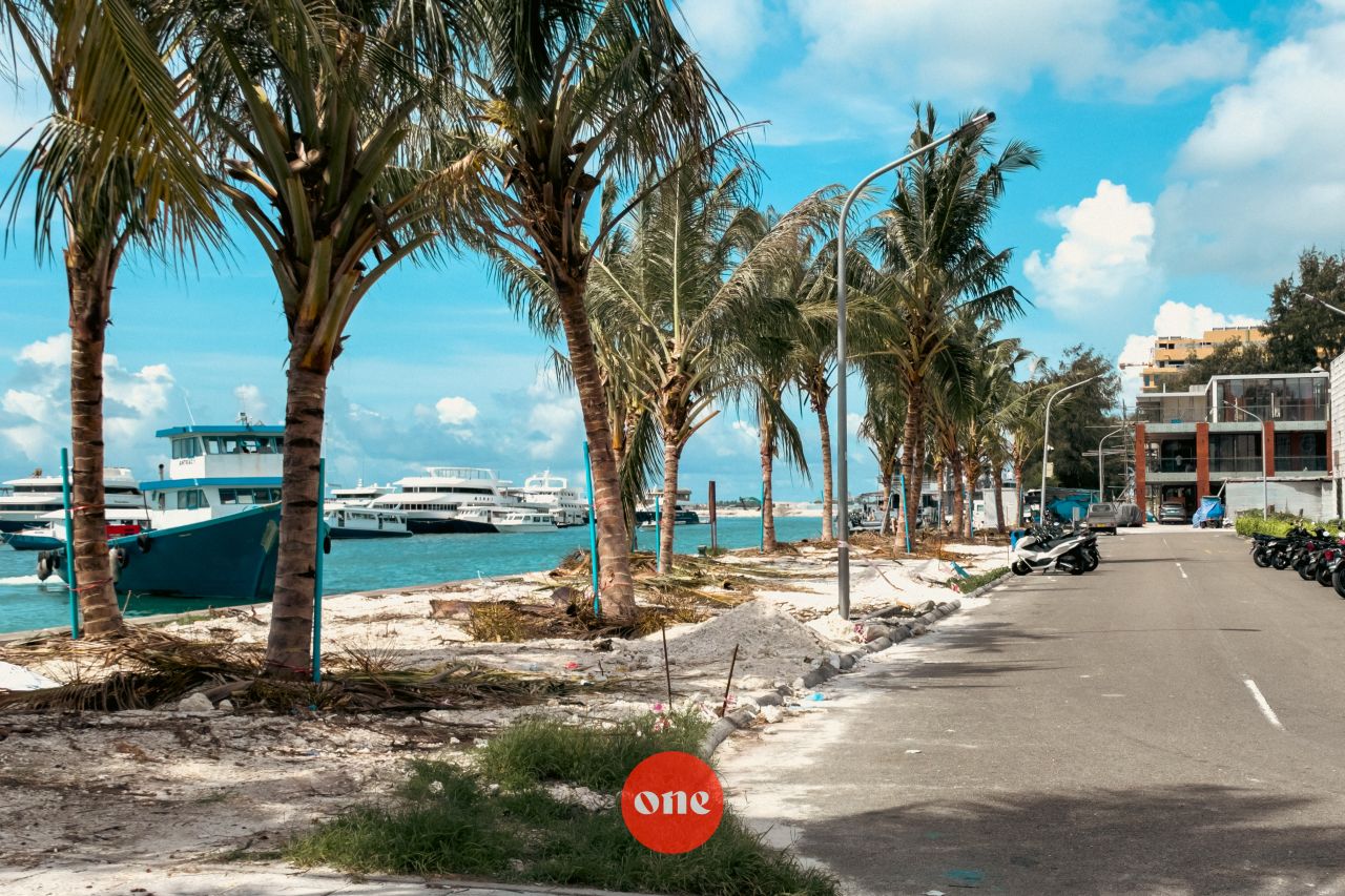 ވަން ފޮޓޯ: މެރީބްރައުން ކުރިމަތީ އޮންނަ ބިމުގައި އެޗްޑީސީން ދިވެހިރުއް ޖެހުން