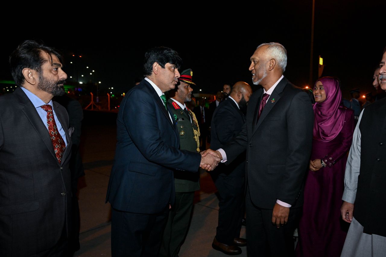 ފޮޓޯ: ރައީސްގެ ދެކަނބަލުން ފުރަމާނަ ދަތުރުފުޅެއްގައި ޕާކިސްތަނަށް ވަޑައިގަތުން 
